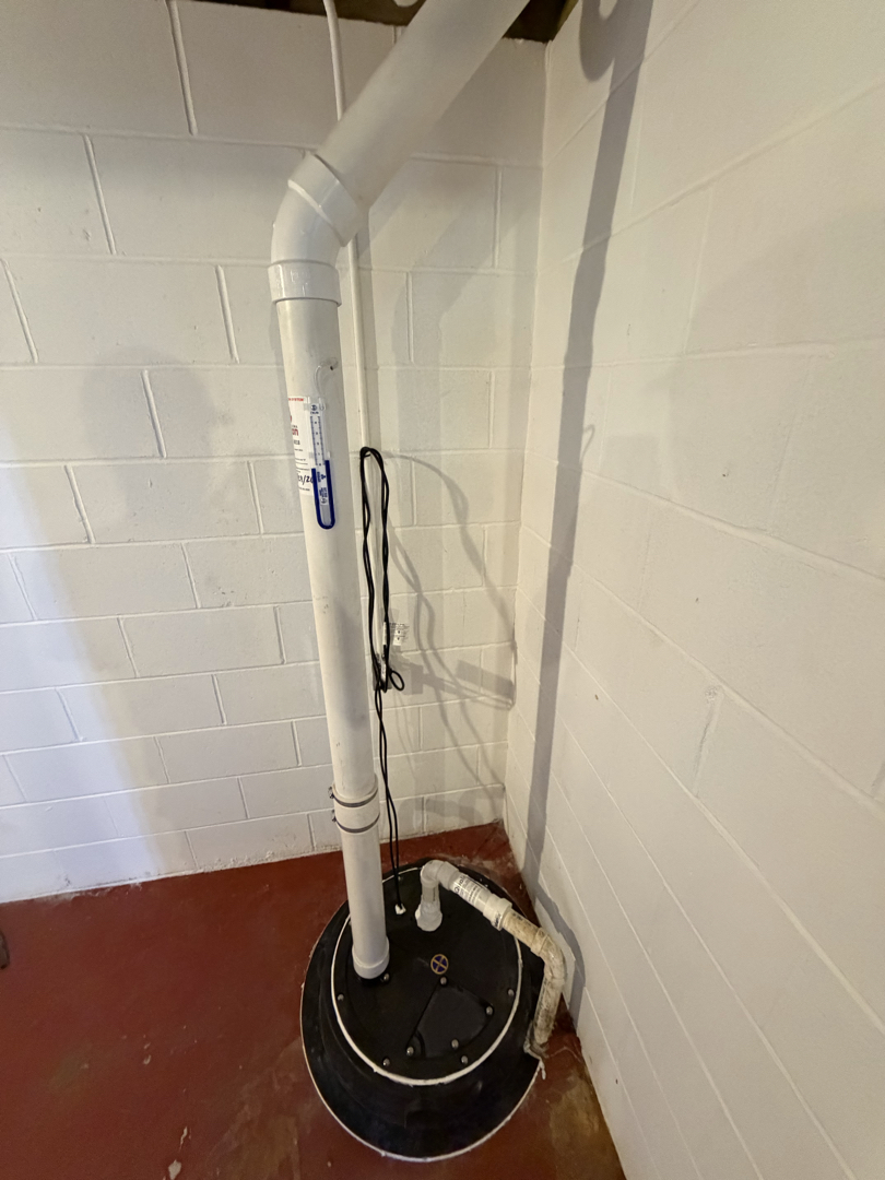 Sealed sump pit lid as part of radon mitigation system
